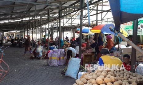 Pembangunan pasar darurat Pasar Legi di Jalan Sabang dan halaman parkir utara pasar sudah selesai dikerjakan. Rencananya, para pedagang akan mulai menempati pasar darurat pada Jumat (7/12) pekan depan. 