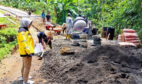 Pembangunan rabat beton jalan di Desa Penyarang, Kecamatan Sidareja, Kabupaten Cilacap, Jawa Tengah. PUPR tingkatkan konektivitas daerah 3T.