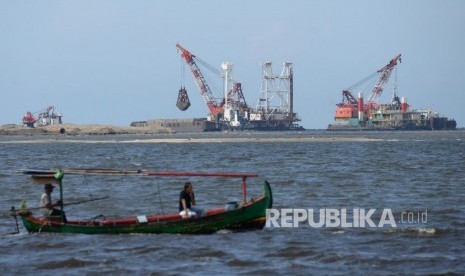 Pembangunan reklamasi di kawasan Muara Angke, Jakarta Utara, Selasa (5/4).