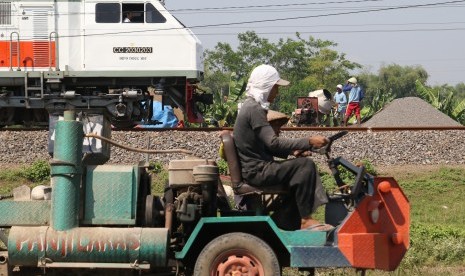 Pembangunan rel jalur ganda.