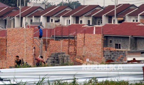 Pembangunan rumah subsidi di kawasan Bojong Gede, Bogor, Jawa Barat, Jumat (5/10). 