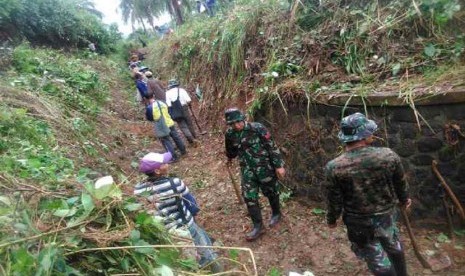 Pembangunan saluran irigasi yang dibangun oleh anggota Batalyon Zeni pertempuran 9 Kostrad bersama warga dan kades mekar sakti, Sukabumi Jawa Barat. Senin (20/1)