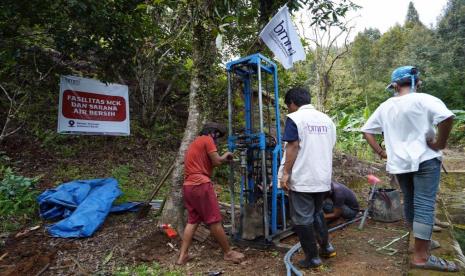 Pembangunan sarana air bersih bagi pengungsi Mamuju