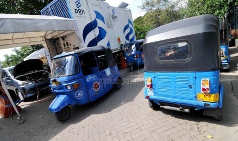 Pembangunan SPBG. Petugas mengisi BBG kendaraan di MRU SPBG Monas, Jakarta, Jumat (20/6).