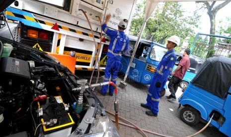 Pembangunan SPBG. Petugas mengisi BBG kendaraan di MRU SPBG Monas, Jakarta, Jumat (20/6).