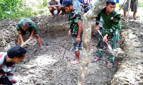  Pembangunan tandon air dan BTS di Desa Kewar, Kecamatan Lamaknen Kabupaten Belu, NTT.  (foto : dok. Penskostrad)