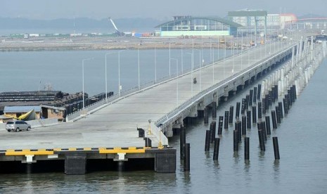 Pembangunan Terminal Peti Kemas berlangsung di Pelabuhan Teluk Lamong, Surabaya, Jawa Timur, Selasa (3/6). 