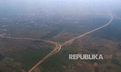 Pembangunan Tol Trans Sumatra di Deli Serdang, Sumatra Utara, Jumat (19/8).