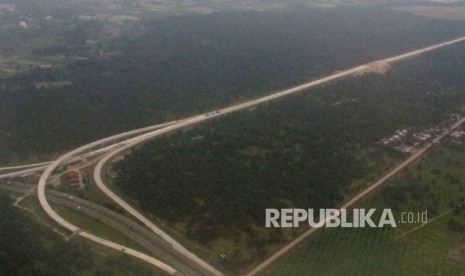 Pembangunan Tol Trans Sumatra di Deli Serdang, Sumatra Utara, Jumat (19/8).