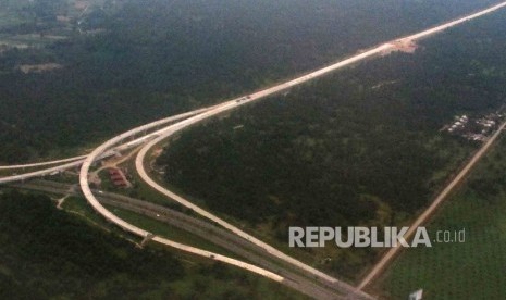 Pembangunan Tol Trans Sumatra di Deli Serdang, Sumatra Utara, Jumat (19/8). PT Hutama Karya (Persero) sebagai pelaksana proyek Jalan Tol Trans Sumatera optimistis Jalan Tol Trans Sumatera bisa tersambung dalam lima tahun mendatang. 