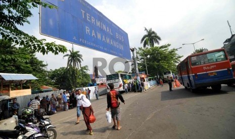 Pembatas seng dipasang di dalam Terminal Rawamangun, Jakarta, Senin (18/8). (Republika/ Wihdan)