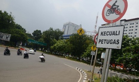 Pembatasan sepeda motor di kawasan Bundaran HI, Jakarta Pusat.