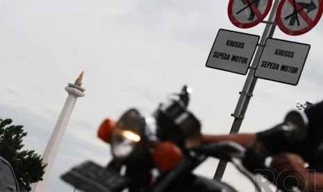 Pembatasan sepeda motor di kawasan Monas, Jakarta Pusat.