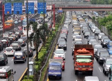 PEMBATASAN TRUK. Ribuan kendaraan melintas di ruas jalan tol dalam kota di Jln Gatot Subroto, Jakarta, Jumat (20/5). Meskipun Menteri perhubungan telah mencabut pembatasan truk di jalan tol dalam kota pada kamis (19/5), namun pemprov DKI dan Polda Metro Ja