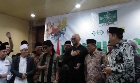 Pembawa acara Deddy Corbuzier dan pembimbing agamanya, Gus Miftah saat menghadiri Istighosah Akbar di halaman gedung PBNU, Jl. Kramat Raya, No. 164, Jakarta Pusat, Rabu malam (31/7).