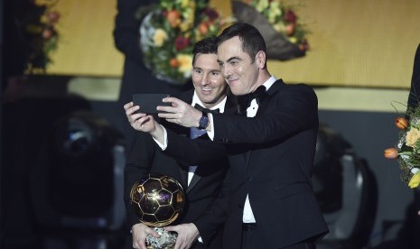 Pembawa acara James Nesbitt (kanan) swafoto (selfie) bersama dengan Lionel Messi (kiri). Saat penganugerahan pemain terbaik dunia 2015 di Kongresshaus, Zurich, Swiss, Senin, 11 Januari, 2016. 