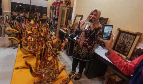 Pembawa acara memasarkan produk kerajinan getah nyatu yang disiarkan langsung secara daring (live streaming) saat Gelar Produk Industri Kecil Menengah (IKM) di Central Borneo Souvenir, Palangkaraya, Kalimantan Tengah, Rabu (15/7/2020) malam. Acara tersebut digelar sebagai upaya Dewan Kerajinan Nasional Daerah (Dekranasda) setempat untuk mengajak pelaku IKM dan UMKM memanfaatkan layanan digital guna memperluas pasar konsumen serta membangkitkan semangat pengrajin disaat pandemi COVID-19.