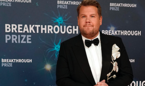 Pembawa acara The Late Late Show, James Corden, positif Covid-19. Ia mengaku dalam kondisi baik berkat vaksinasi Covid-19 dosis lengkap.