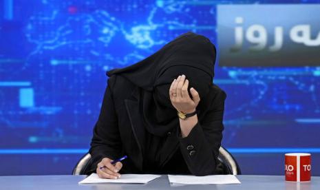 Siaran media Afghanistan Tolo News menayangkan panel yang semuanya perempuan di studionya pada Rabu  (8/3/2023). Dalam tayang itu pun penonton perempuan ikut dilibatkan sebagai peringatan Hari Perempuan Internasional.