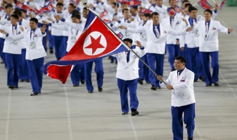 Pembawa bendera Korea Utara Sok Yongbom memimpin tim ke Upacara Pembukaan Asian Games ke-17 di Incheon, Jumat (19/9). (Reuters/ Issei Kato)