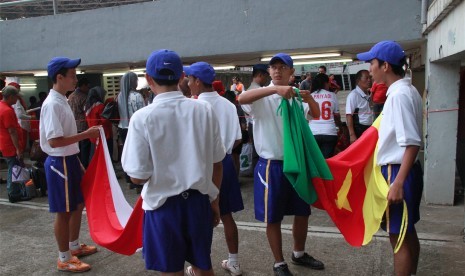 Pembawa bendera negara Indonesia vs Kamerun melakukan persiapan, jelang laga persahabatan di Stadion Utama Gelora Bung Karno, Jakarta, Sabtu (17/11). (ROL/Fafa)