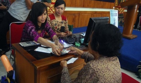 PEMBAYARAN PAJAK MASSAL. Peserta pembayaran massal (PBB) menyelesaikan proses administrasi di Pendopo Balaikota, Timoho, Yogyakarta, Selasa (26/5).   (Republika/Nico Kurnia Jati)