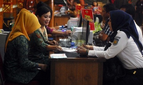 PEMBAYARAN PAJAK MASSAL. Peserta pembayaran massal (PBB) menyelesaikan proses administrasi di Pendopo Balaikota, Timoho, Yogyakarta, Selasa (26/5).   (Republika/Nico Kurnia Jati)