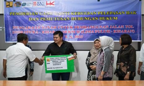 Pembayaran Tahap II ganti rugi atas pelepasan aset PTPN III yang berada di Kebun Dusun Hulu, Desa Limau Manis, Kecamatan Lima Puluh, Kabupaten Batubara seluas 14,14 Ha dengan nilai Rp 14,079 miliar bertempat di Kantor Wilayah BPN Sumatera Utara, Jumat (10/3/2023). Penyerahan ganti rugi aset PTPN III Tahap II ini diserahkan langsung kepada SEVP Business Support, Tengku Rinel oleh Ketua PPK Pengadaan Tanah Jalan Tol Indrapura-Kisaran, Andi Gumonggom Hutauruk. 