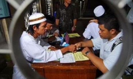 Pembayaran zakat Fitrah di masjid Istiqlal Jakarta di terima oleh panitia amil zakat pada 2007