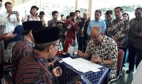 Pembayaran Zakat Pejabat DIY dan Pentasharufan 1000 mustahik BAZNAS dab LAS se DIY di Bangsal Kepatihan, Yogyakarta, Selasa (5/6) Wakil Gubernur DIY Paku Alam X membayar zakat  di Bangsal Kepatihan  dan diikuti para pejabat ASN Pemda DIY  yang lain.