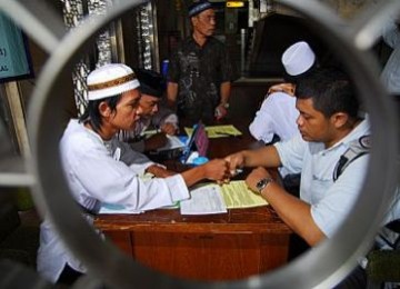 Pembayaran zakat Fitrah di masjid Istiqlal Jakarta di terima oleh panitia amil zakat pada 2007