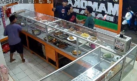 Pembegalan pengunjung warteg di Ciledug terekam CCTV.