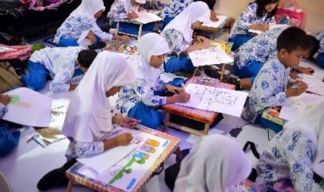 Pembekalan nilai-nilai agama pada siswa harus dimulai sejak dini.