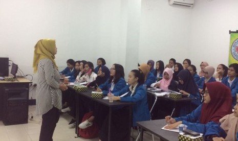 Pembekalan uji sertifikasi akuntansi dasar bagi mahasiswa Prodi  KA AMIK  BSI Pontianak.  