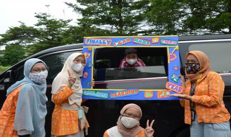 Pembelajaran drive-thru Sekolah Cikal Serpong.