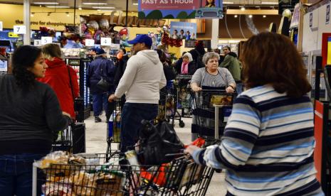 Pembeli antre melakukan pembayaran di sebuah supermarket, Senin (21/3/2022). Konflik Rusia-Ukraina menyebabkan Belgia mengalami kekurangan pasokan minyak goreng yang terbuat dari bunga matahari dan tepung. 