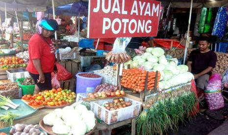 Pembeli berbelanja di Pasar Mardika Ambon.