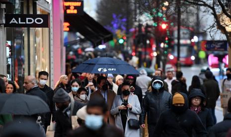 Pembeli berjalan di Oxford Street di London, Inggris, 24 Desember 2021. Jumlah rumah tangga Inggris yang menghadapi tekanan keuangan akut telah meningkat hampir 60 persen sejak Oktober 2021.