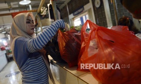 Pembeli memasukan barang belanjaan ke dalam kantong plastik di Pasar Senen, Jakarta, Rabu (3/7). Menteri Keuangan Sri Mulyani mengusulkan pemungutan cukai terhadap kantong plastik sebesar Rp 200 per lembar atau Rp 30.000 per kilogram mulai tahun ini. 