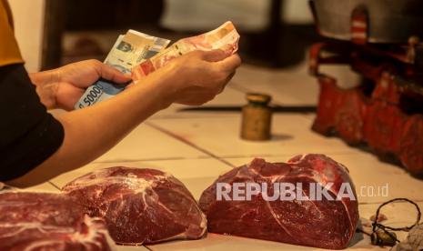 Pembeli membayar daging sapi kepada penjual di pasar. ilustrasi. Harga daging sapi sudah bergerak naik sejak pertengahan Februari 2022. 