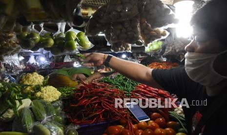 Pembeli membeli cabai rawit di salah satu kios sayur di Pasar Mayestik, Jakarta. (ilustrasi)