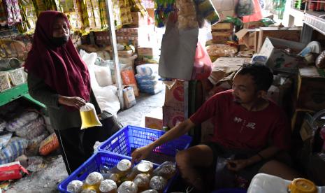 Distributor minyak goreng curah yang berada di Kota Cirebon mengatakan pasokan minyak masih sangat melimpah. Ilustrasi.