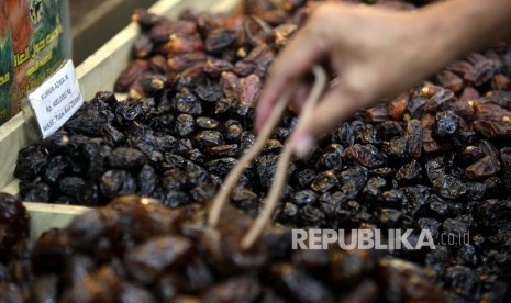 Pembeli memilah kurma di salah satu toko di Pasar Tanah Abang, Jakarta, Kamis (23/6).  (Republika/Rakhmawaty La'lang)