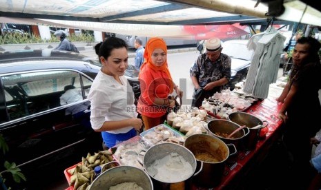  Pembeli memilih berbagai hidangan menu buka puasa khas Minang di Jalan Kramat Raya, Jakarta Pusat, Rabu (10/7). (Republika/Wihdan)