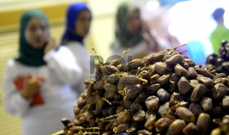  Pembeli memilih buah kurma di Pasar Tanah Abang, Jakarta, Jumat (26/6). (Republika/Wihdan)