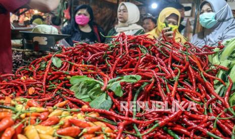 Pembeli memilih cabai yang dijual di pasar tradisional (ilustrasi)