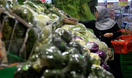 Pembeli memilih produk hortikultura yang dijual di salah satu pasar swalayan di Jakarta, Rabu (25/2). 