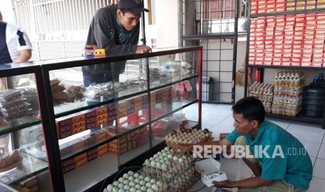 Pembeli sedang memesan telur asin khas Kabupaten Brebes, Jawa Tengah. Toko oleh-oleh khas Brebes seperti telur asin dipadati oleh pembeli dan juga para pemudik yang tengah melakukan arus balik.