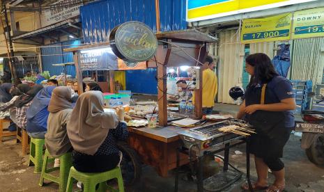 Pembeli terlihat sedang menyantap sate taichan dan memenuhi meja yang disediakan di Pasar Lama, Kisamaun, Tangerang, Senin (4/4/2022). Sate Taichan, Sensasi Gurih dan Pedas untuk Berbuka Puasa