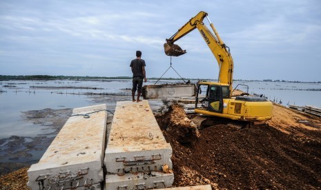 Pembenahan pantai utara Pekalongan.